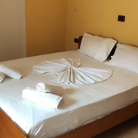 Hotel De *
